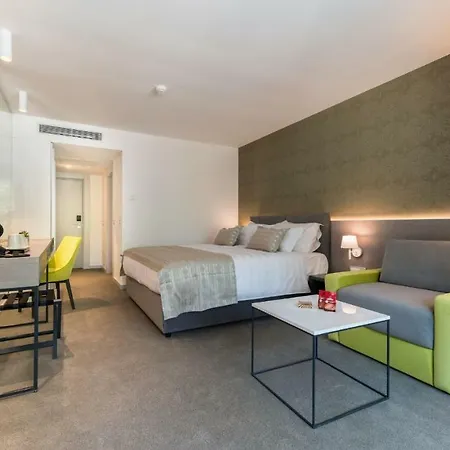 Boutique Mirjam Μακάρσκα